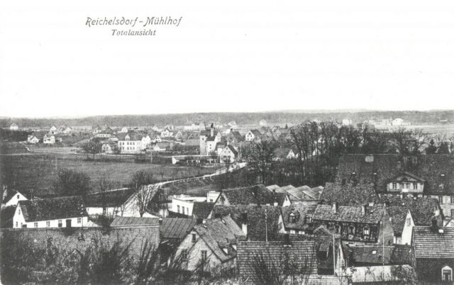 alte Postkarte von Mühlhof Leonische mit Brücke über Rednitz, dahinter Reichelsdorf