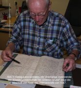 Abb.1: Georg Lämmermann zeigt die Abschrift von 1836 des Wässerbriefs von 1547 Abb.1: Georg Lämmermann zeigt die Abschrift von 1836 des Wässerbriefs von 1547