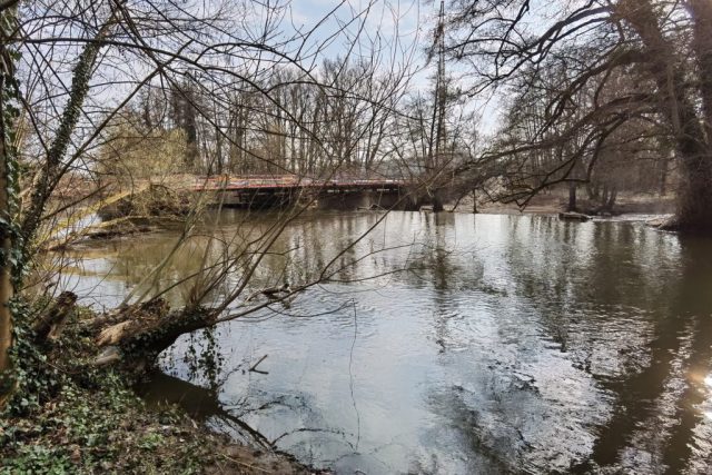 hinten fließt ein Teil der Rednitz über das Wehr ab