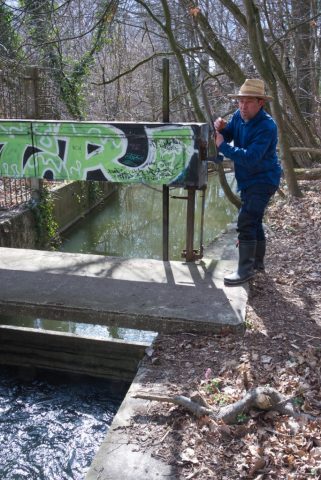 Der Wässerer öffnet das Wehr