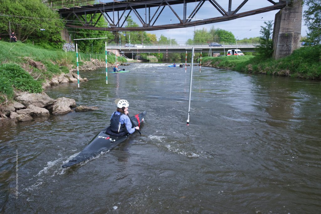 Kajakfahrer trainieren vor Bibertbrücke und Fernabrücke
