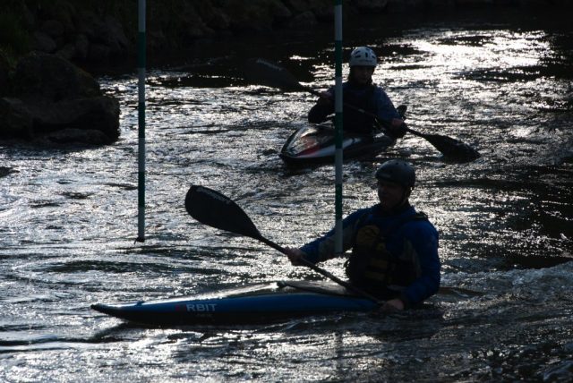 zwei Kanuten im Gegenlicht
