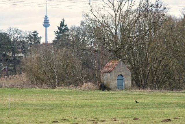 Das Pumpenhaus steht am Uferrand der Rednitz