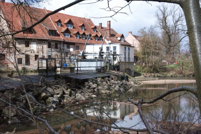 Neues Foto der Mühle von der Flußseite, heute mit Turbinenhaus