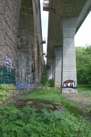 Neu neben alt - Beton neben Stein. Neu neben alt - Beton neben Stein.