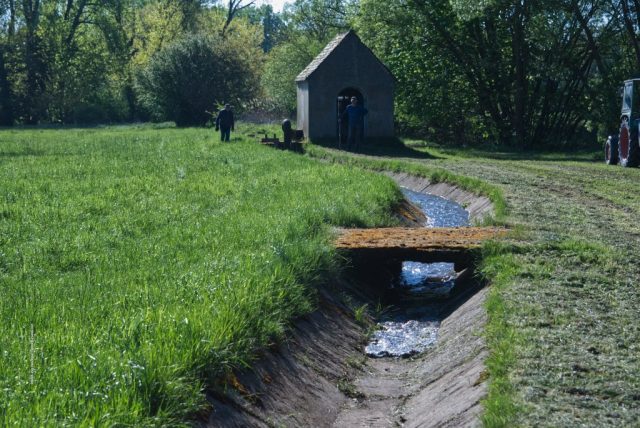 Das Wasser wird von der Pumpe in den Graben gepumpt