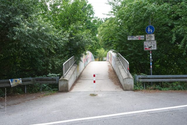 Der Steg zum Hainberg Eingang zum Hainberg über die Rednitz