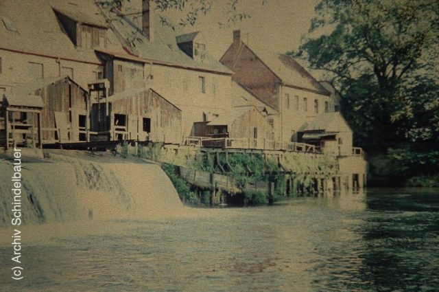 Altes Foto mit Wehr und Mühlrad-Häusern der Gerasmühle