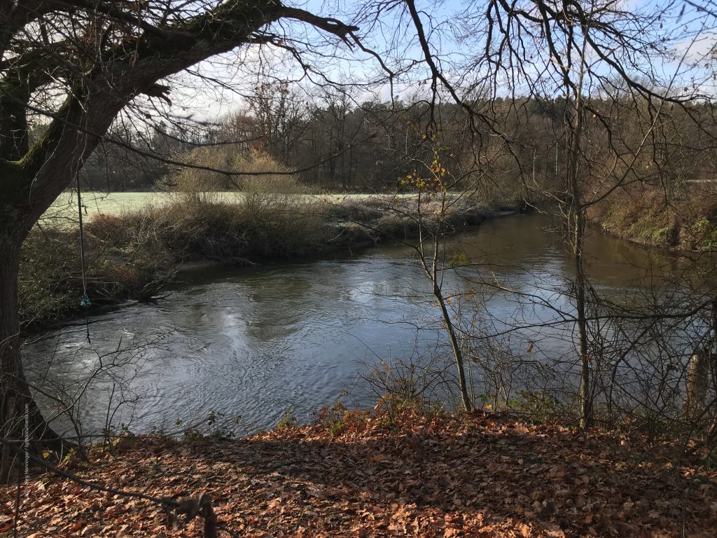 Die Schwarzach (l) mündet in die Rednitz (o>r) ein