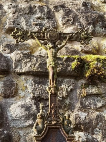 Kruzifix an der Wehrmauer