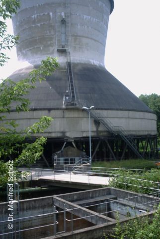 Ein Kühlturm und "Zubehör"