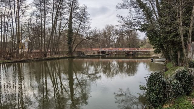 Rednitz fliesst zum Neubau