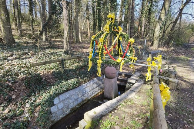 Sigenaquelle mit Osterschmuck ©St.S