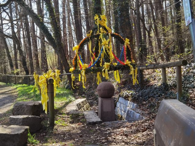 Sigenaquelle mit Osterschmuck ©St.S